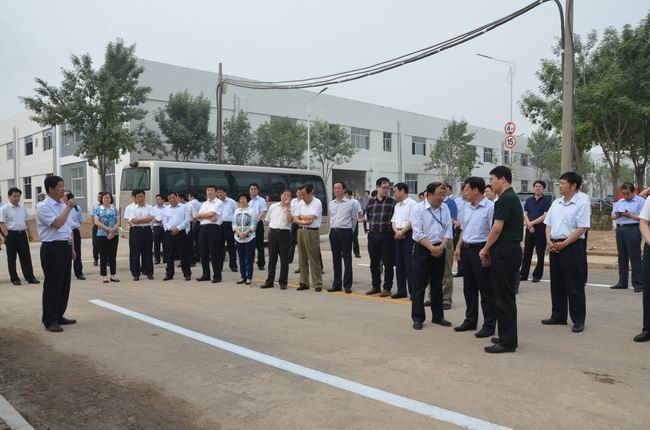 市、區(qū)觀摩團(tuán)到華紡科技產(chǎn)業(yè)園實(shí)地考察