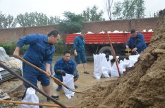 公司裝運(yùn)沙袋 助力防洪工作
